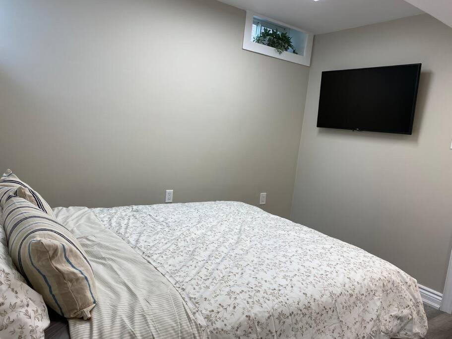 Holiday home Entire Basement With 3 Bedrooms *